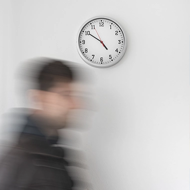 Personne en déplacement avec une horloge en arrière-plan