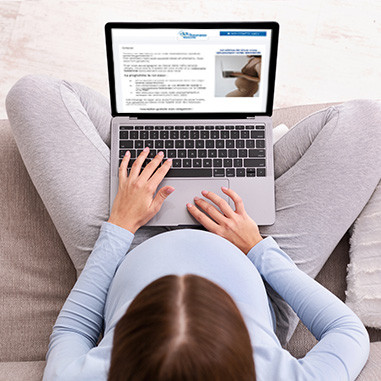 une femme enceinte s'inscrivant à un webinaire maternité