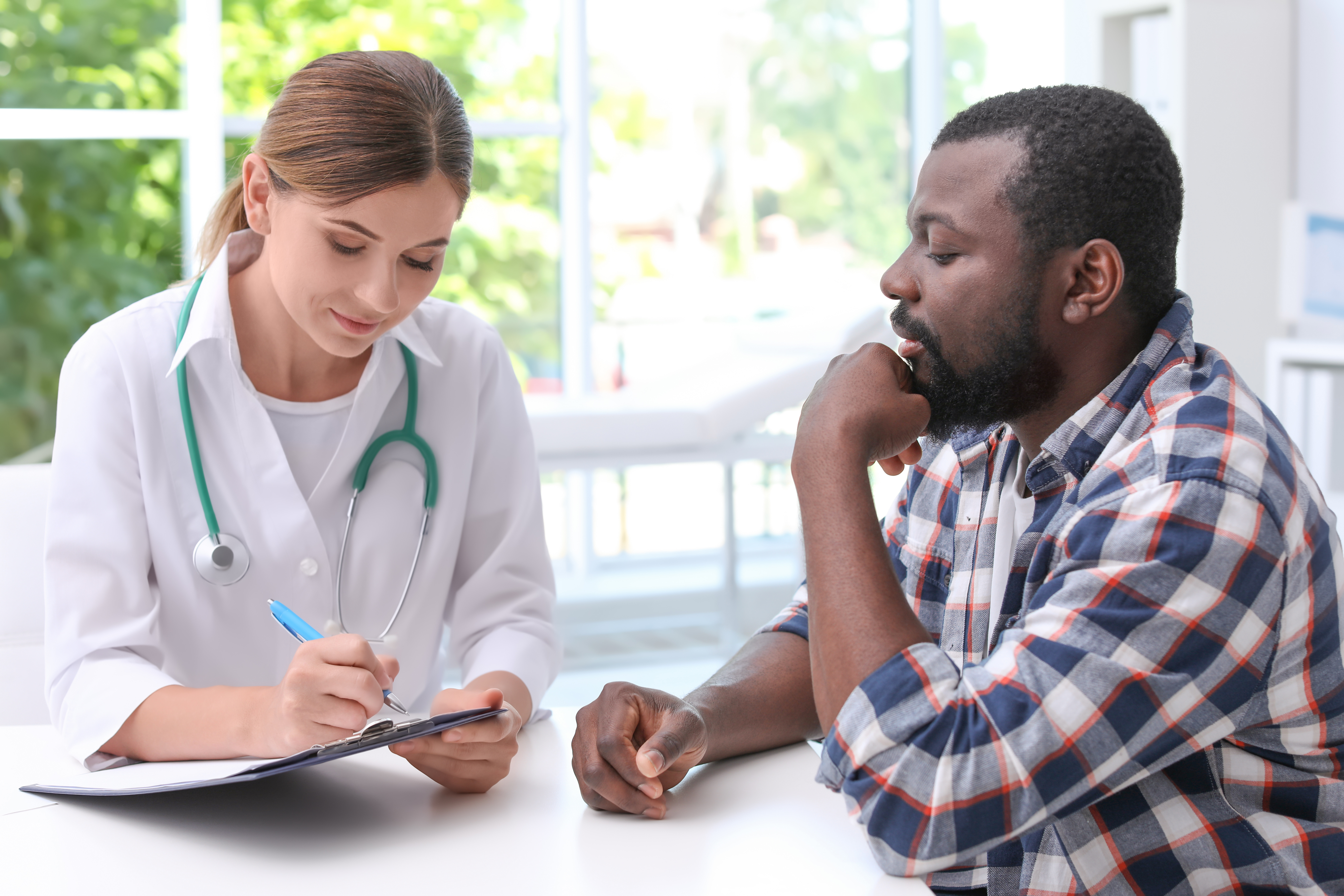 Photo d'une consultation avec un patient et un médecin