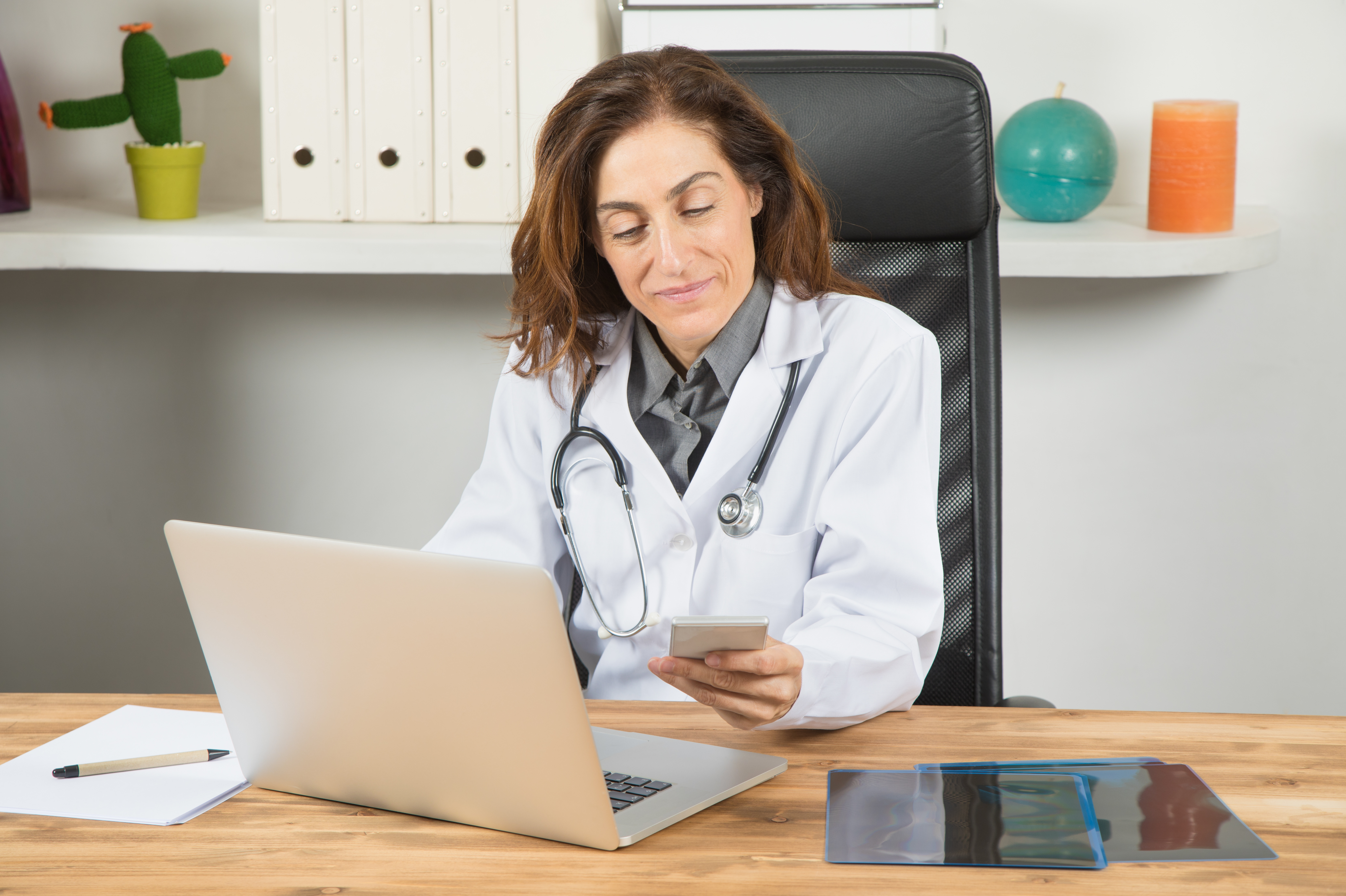 Professionnel de santé travaillant sur un ordinateur