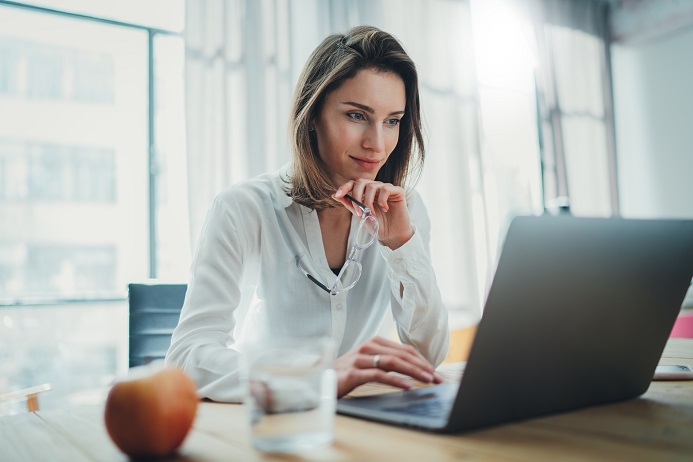 Femme d'affaires travaillant sur un ordinateur