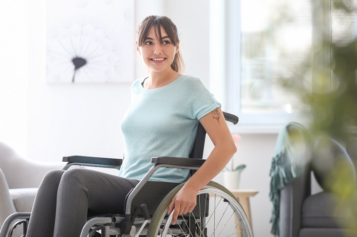 Jeune femme en situation de handicap