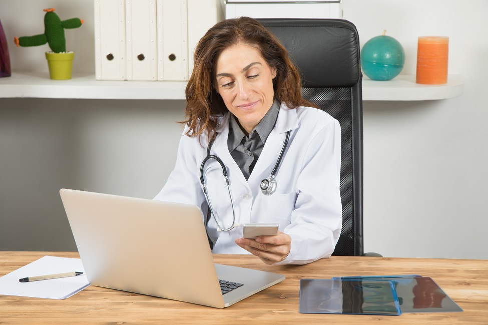 Professionnel de santé devant son ordinateur