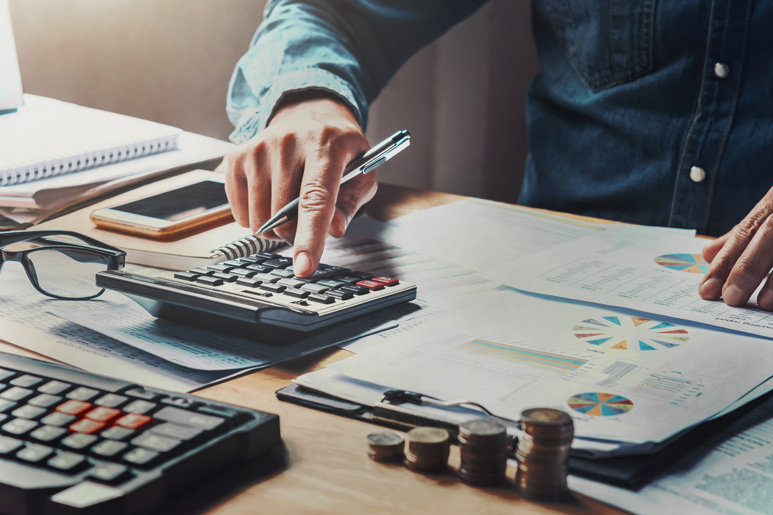 Homme à un bureau faisant des calculs