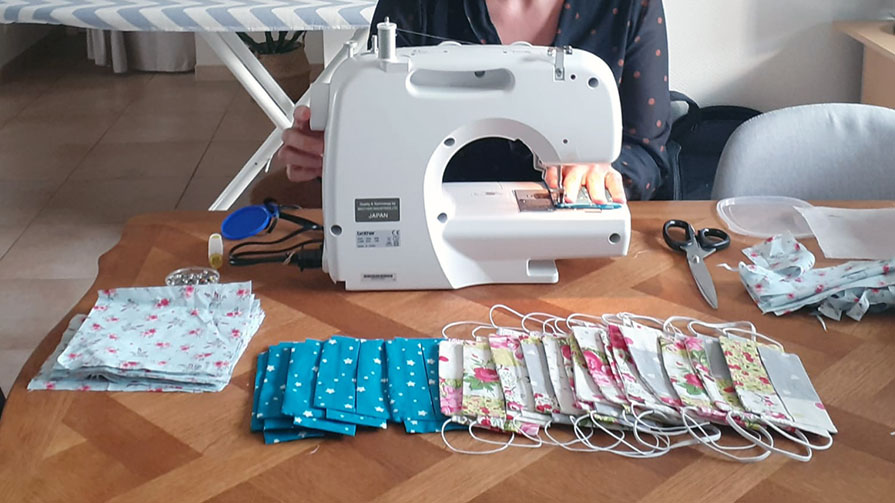Confection des masques par les agents de la CPAM de la Vendée 