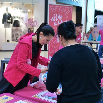 Stand Octobre Rose dans la galerie du centre commercial d'Auchan Poitiers Sud.