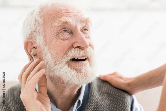Photo d'une personne âgée chez l'audioprothésiste