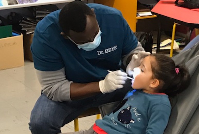 Photo de l'examen bucco-dentaire d'un enfant